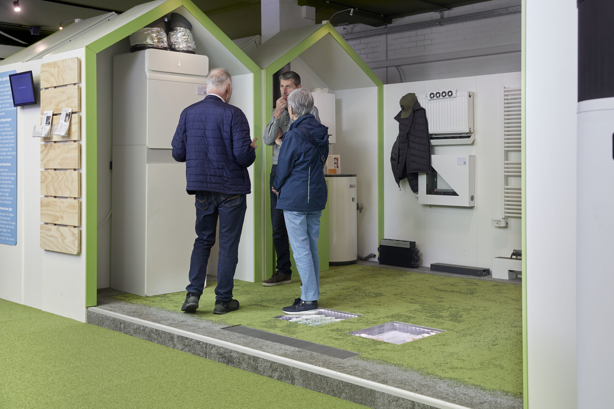Bewoners krijgen informatie over verschillende warmtepompsystemen op het Regionaal Energiecentrum.