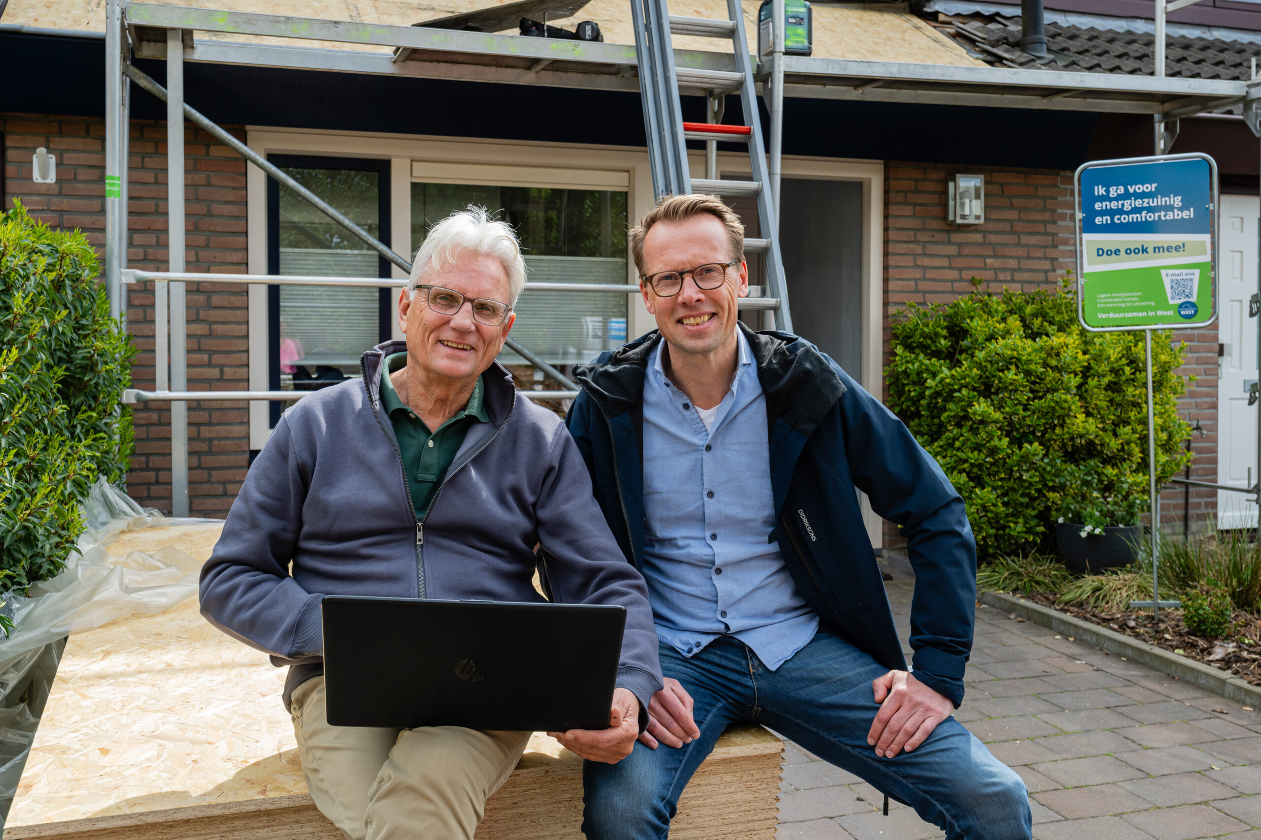 Bewoner bij woning in Zeist met verduurzamingsmaatregelen en campagnebord energiezuinig en comfortabel.