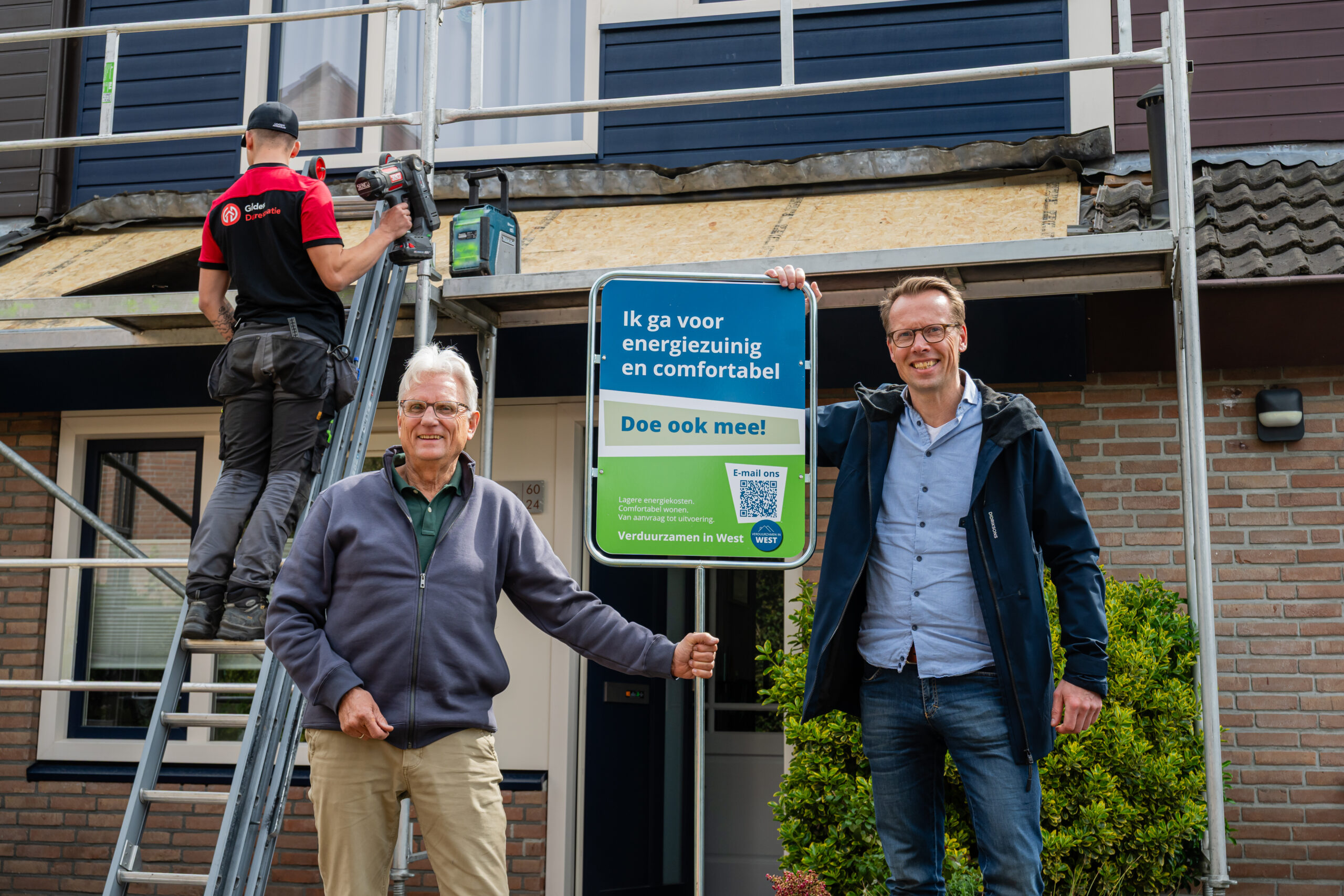Bewoner bij woning in Zeist met verduurzamingsmaatregelen en campagnebord energiezuinig en comfortabel.